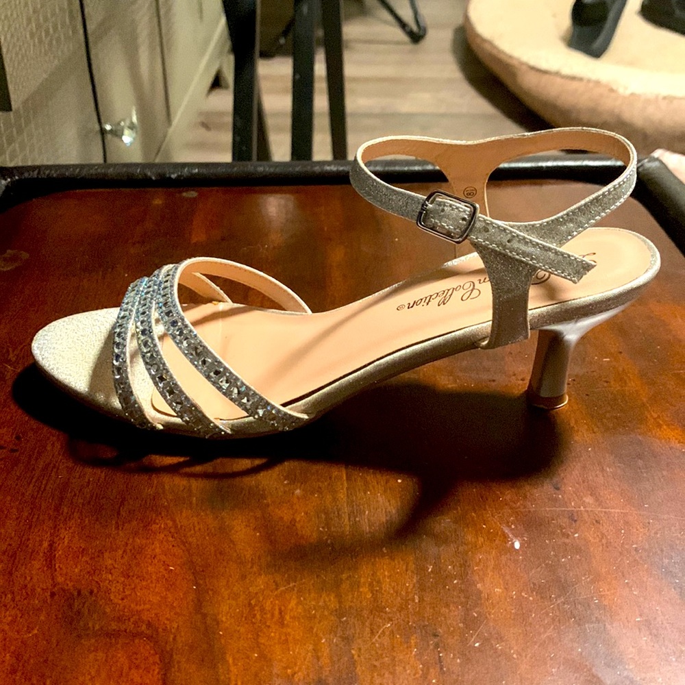 Strappy low heel comes with box